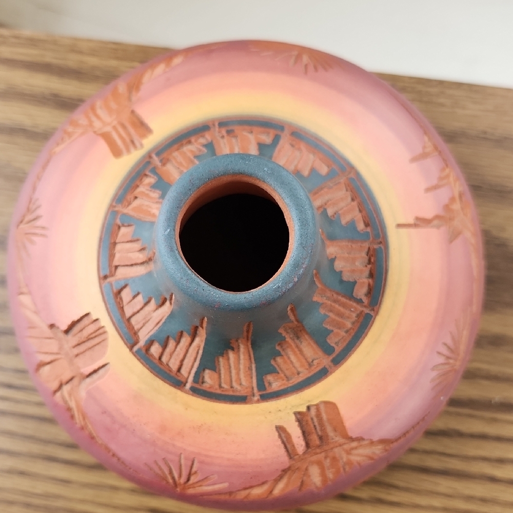 Native American Pottery - Picture 4 of 4